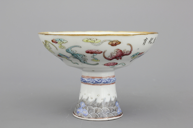 &quot;Stem-cup&quot; en porcelaine de Chine &agrave; d&eacute;cor chauves-souris et inscription, 19e