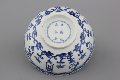Coupe en porcelaine de Chine, bleu et blanc, avec caract&egrave;res, Kangxi, 18e