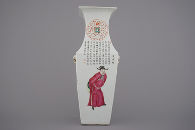 Vase carr&eacute; en porcelaine de Chine &agrave; d&eacute;cor d'acteurs et de po&egrave;mes, Wu Shuang Pu, 19e