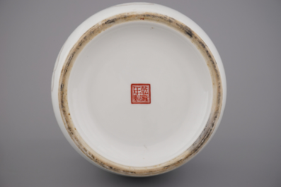Fijne vaas in Chinees porselein met krijgers, 20e eeuw