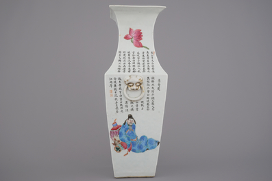 Vase carr&eacute; en porcelaine de Chine &agrave; d&eacute;cor d'acteurs et de po&egrave;mes, Wu Shuang Pu, 19e