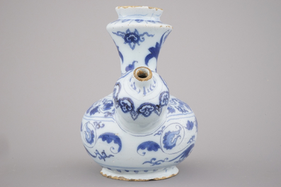 Kendi en fa&iuml;ence de Delft, bleu et blanc avec chinoiserie, fin 17e