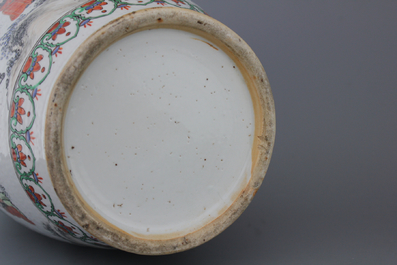 Paire de vases en porcelaine de Chine, avec lettr&eacute;s, famille rose, 19e