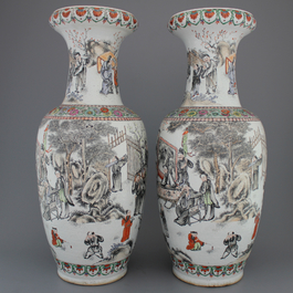 Paire de vases en porcelaine de Chine, avec lettr&eacute;s, famille rose, 19e