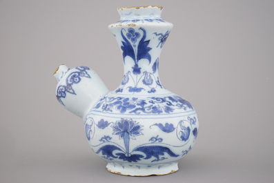 Blauw en witte Delftse kendi met chinoiserie, laat 17e eeuw