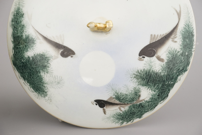 A Chinese porcelain hot food container, 19/20th C., in the style of Deng Bishan