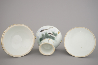 A Chinese porcelain hot food container, 19/20th C., in the style of Deng Bishan