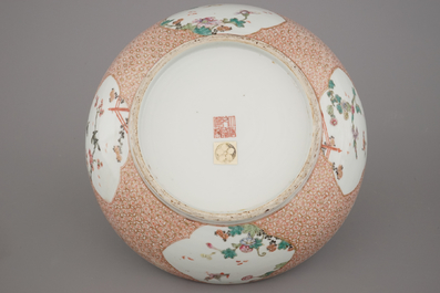 Bo&icirc;te ronde couverte en porcelaine de Chine, famille rose, marqu&eacute;e Qianlong et probablement de cette p&eacute;riode