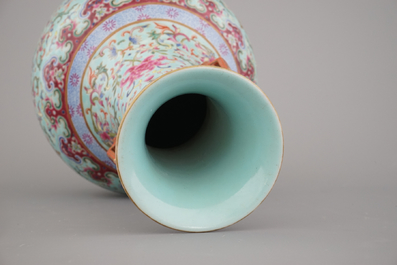 Vase de bonheur en porcelaine de Chine, fond turquoise, famille rose, 20e