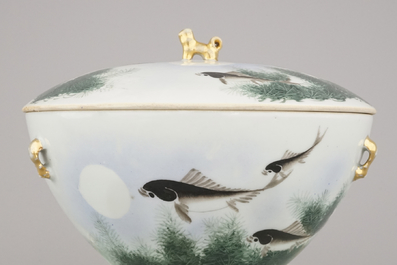 A Chinese porcelain hot food container, 19/20th C., in the style of Deng Bishan