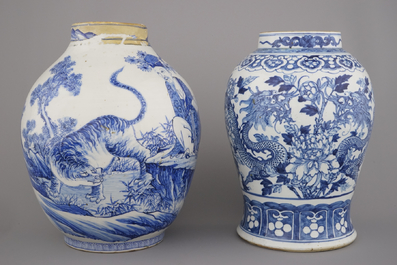 Vase &agrave; d&eacute;cor dragon en porcelaine de Chine, bleu et blanc et vase japonaise avec tigre, 19e