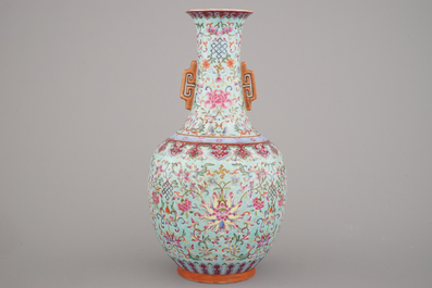 Vase de bonheur en porcelaine de Chine, fond turquoise, famille rose, 20e