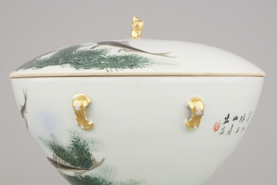 A Chinese porcelain hot food container, 19/20th C., in the style of Deng Bishan