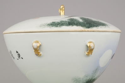 A Chinese porcelain hot food container, 19/20th C., in the style of Deng Bishan