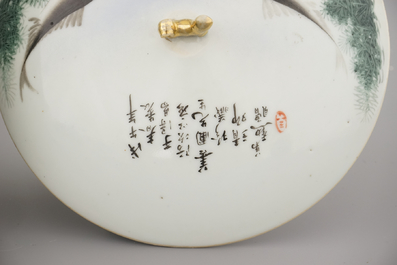 A Chinese porcelain hot food container, 19/20th C., in the style of Deng Bishan