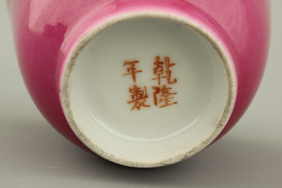 Paire de gobelets &agrave; vin en porcelaine de Chine, fond rubis, 19e