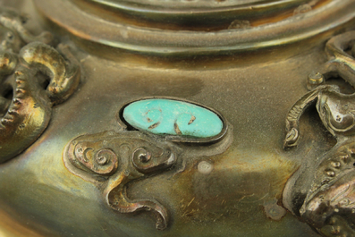 Indrukwekkende Chinese kandelaar in zilver en jade, met turquoise en bloedkoralen inlegwerk, 19e eeuw