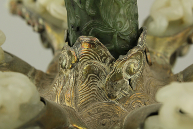 Indrukwekkende Chinese kandelaar in zilver en jade, met turquoise en bloedkoralen inlegwerk, 19e eeuw