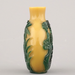 A Chinese overlay glass snuff bottle, ca. 1800