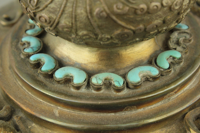 Indrukwekkende Chinese kandelaar in zilver en jade, met turquoise en bloedkoralen inlegwerk, 19e eeuw