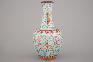 Vase de bonheur en porcelaine de Chine, fond turquoise, famille rose, 20e