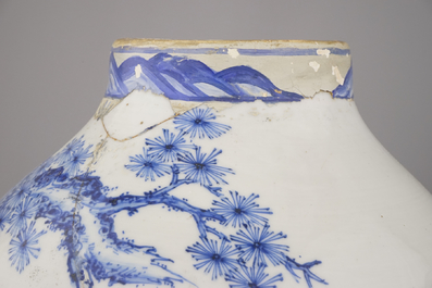 Blauwe en witte drakenvaas in Chinees porselein en Japanse vaas met tijger, 19e eeuw