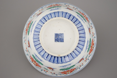 Wucai kom in Chinees porselein, gemerkt Qianlong en mogelijk uit die periode