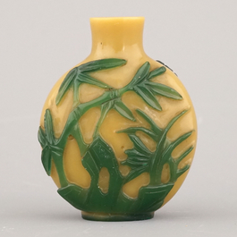 A Chinese overlay glass snuff bottle, ca. 1800