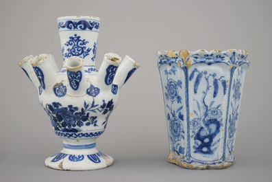 A Dutch Delft blue and white small tulip vase and flower holder, 17/18th C.