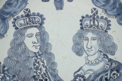 Plat en fa&iuml;ence de Delft, bleu et blanc, d&eacute;cor double portrait royal, fin 17e