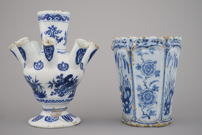 Kleine blauw en witte Delftse tulpenvaas en bloemenhouder, 17e-18e eeuw