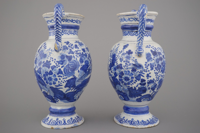 Paire de vases d'autel en fa&iuml;ence de Cologne, bleu et blanc, 17e