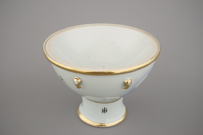 A Chinese porcelain hot food container, 19/20th C., in the style of Deng Bishan