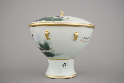 A Chinese porcelain hot food container, 19/20th C., in the style of Deng Bishan