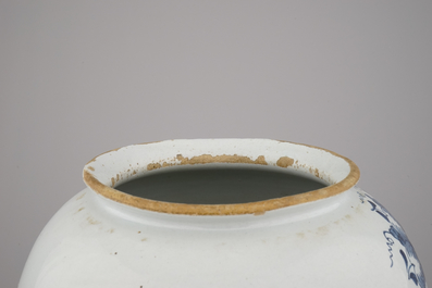 Delftse tabakspot met koperen deksel, "MARTINIEK", 18e eeuw