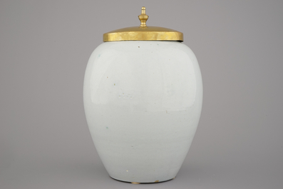 Delftse tabakspot met koperen deksel, "MARTINIEK", 18e eeuw