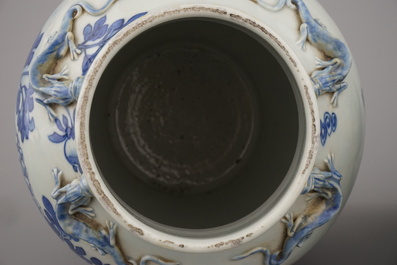 Paire de vases couverts en porcelaine de Chine, bleu et blanc, 19e