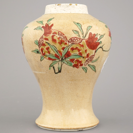 Caf&eacute;-au-lait vaas in Chinees porselein met wucai sanduo versiering, Kangxi, ca 1690