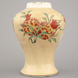Vase en porcelaine de Chine, caf&eacute; au lait &agrave; d&eacute;cor wucai sansuo, Kangxi, env. 1690