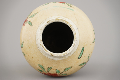 Vase en porcelaine de Chine, caf&eacute; au lait &agrave; d&eacute;cor wucai sansuo, Kangxi, env. 1690
