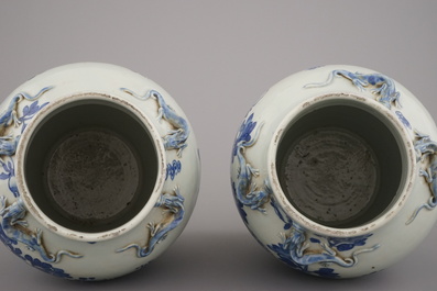 Paar blauw en witte vazen met deksels in Chinees porselein, 19e eeuw