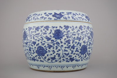 A Chinese porcelain blue and white cylindrical box and cover with lotus scrolls, 19/20th C.