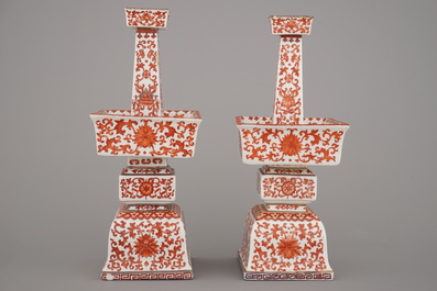 Paar altaarkandelaars in Chinees porselein met koraalrode versiering, 19e eeuw