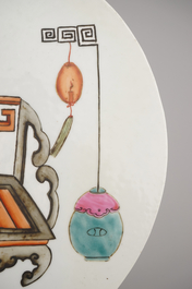 Plaquette ronde en porcelaine de Chine &agrave; d&eacute;cor d'une sc&egrave;ne &eacute;rotique, famille rose, 19e