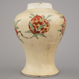 Vase en porcelaine de Chine, caf&eacute; au lait &agrave; d&eacute;cor wucai sansuo, Kangxi, env. 1690