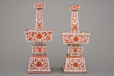 Paar altaarkandelaars in Chinees porselein met koraalrode versiering, 19e eeuw
