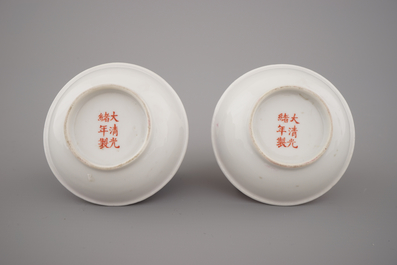 Paar kleine schotels in Chinees porselein met robijnrode fond, gemerkt Guangxu en uit die periode
