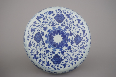 Bo&icirc;te cylindrique couverte en porcelaine de Chine, bleu et blanc, &agrave; d&eacute;cor de lotus, 19e-20e