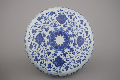 A Chinese porcelain blue and white cylindrical box and cover with lotus scrolls, 19/20th C.