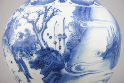 Vase de forme de bouteille en porcelaine de Chine, bleu et blanc, p&eacute;riode de Transition, fin dynastie Ming, 17e